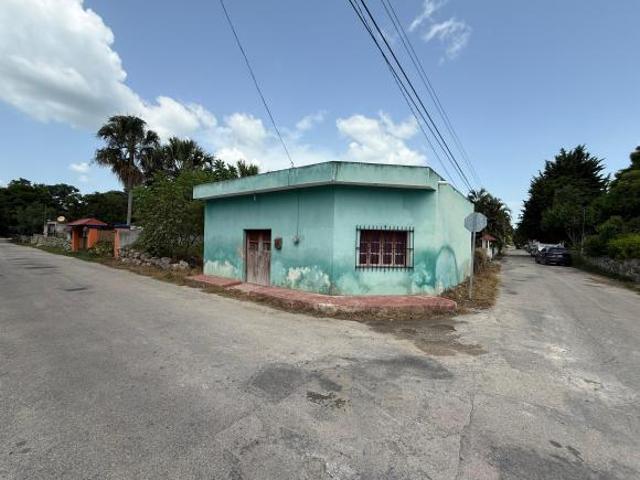 Casa antigua en esquina con amplio terreno y gran potencial de rehabilitación en