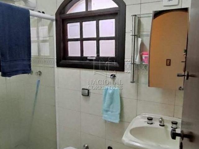Casa assobrada à venda na Vila Camilópolis, 207 m² de área construída, terreno d