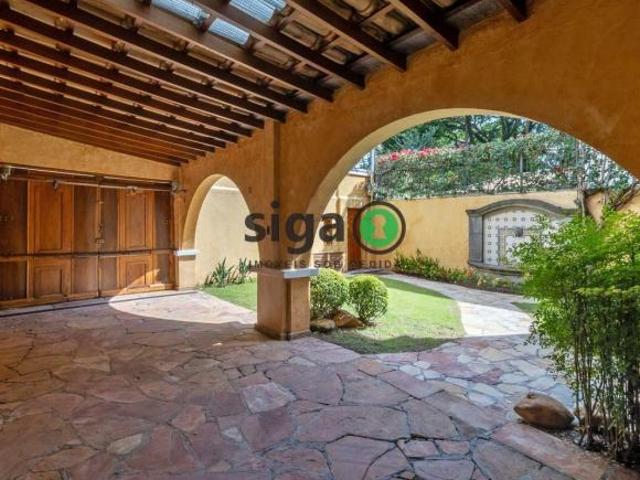 Casa Assobradada no Jardim Europa, com 3 suítes, Mobiliado, 2 vagas, para Venda ou locação