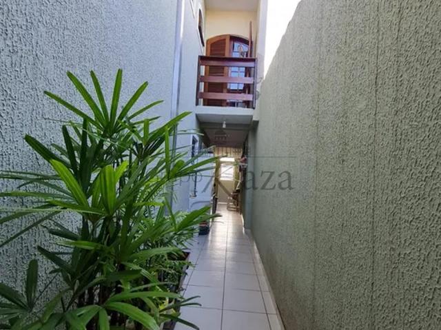 Casa Assobradada Bosque dos Eucaliptos 3 Dormitórios 160m²