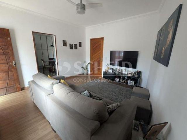 Casa assobradada com 02 quartos 03 quartos, 02 vagas, salão comercial