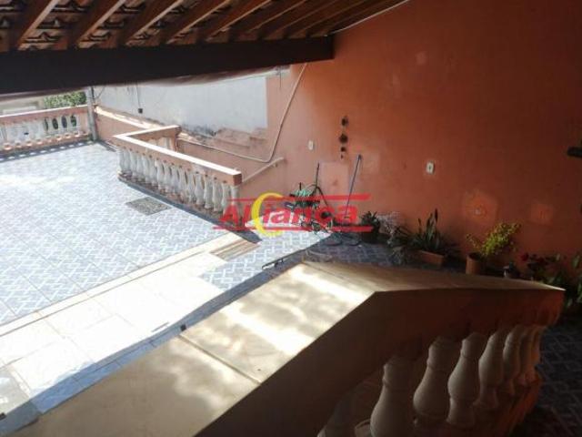 Casa assobradada com 250 metros de terreno, 03 dorm, suite, 03 banheiros