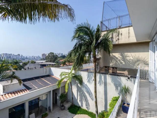 Casa Assobradada com 3 Dormitórios 4 Vagas em Pacaembu