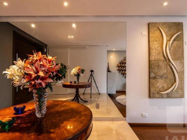 Casa Assobradada com 3 Dormitórios 4 Vagas em Pacaembu