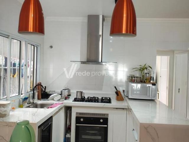 Casa assobradada com suíte, varanda gourmet e terreno de 307m² no Pq. da Figueir