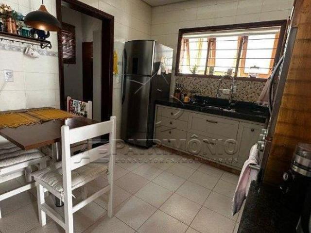 CASA ASTRO COM 3 QUARTOS SENDO 1 SUITE