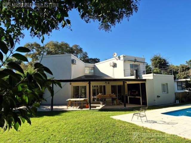 Casa Barrio El Aromo, 5 dormitorios, 2 en suite! Gran galería Pileta. Excelente lote en esquina