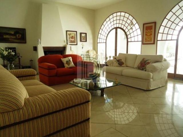 CASA BELÍSSIMA COM LIVING PARA VÁRIOS AMBIENTES