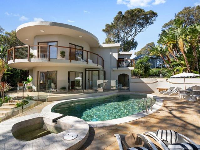 Casa Belle Dual Beach and Pittwater Views, Stately Home with Pool in Prized Position