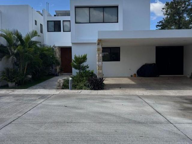 Casa de 4 habitaciones y piscina en privada Trinum en Sta Gertrudis Copo.