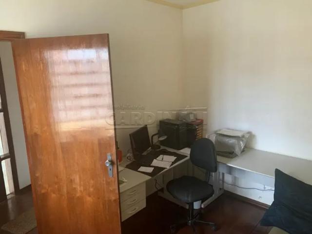 Casa bem ampla e com quintal espaçoso com ótima localização