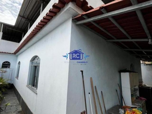 Casa bem localizada no bairro rochedo, terreo possui 02 vagas, primeiro andar conta com  sala ampl