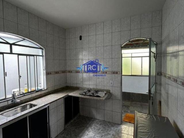 Casa bem localizada no bairro rochedo, terreo possui 02 vagas, primeiro andar conta com  sala ampl