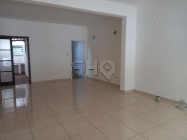Casa bem localizada com quintal!