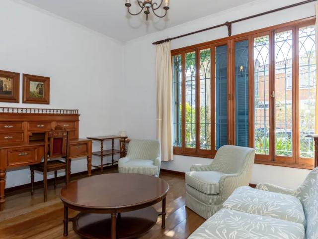 Casa bem localizada, próxima ao St. Paul's School