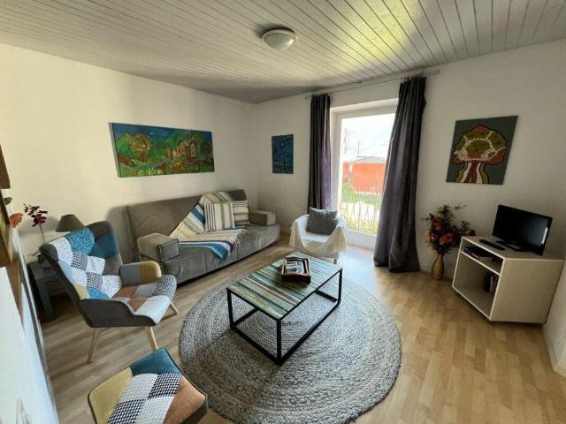 Casa bifamigliare a schiera centrale di 2 + 3.5 locali, con corte