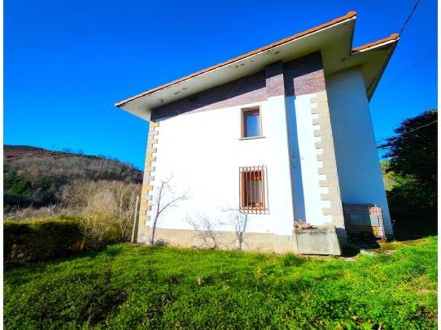 CASA BIFAMILIAR EN ZALLA, LA HERRERA CON TERRENO DE 756 M2