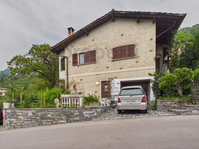 Casa bifamiliare con vista panoramica in zona residenziale di Cugnasco