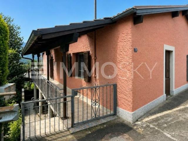 Casa bifamiliare in zona residenziale soleggiata