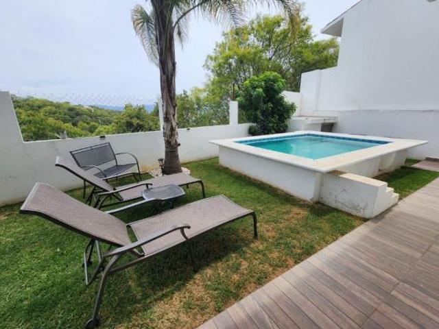 CASA BLANCA DE 2 NIVELES CON JACUZZI CLIMATIZADO Y UN AMPLIO JARDÍN PRIVADO EN RANCHO SAN DIEGO