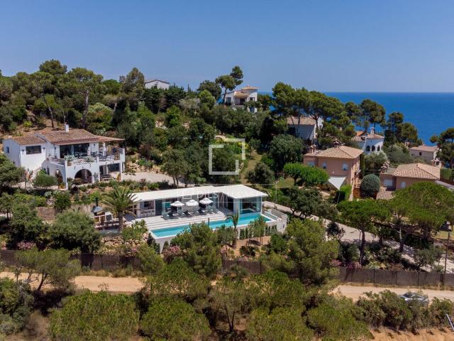 Casa Botànic es una espectacular propiedad situada en Calell. 459m² Calella de Palafrugell