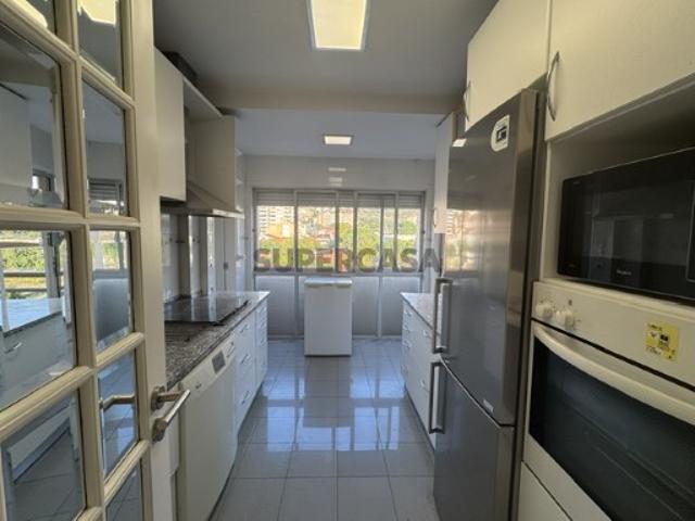 Casa Branca vende se T4 em duplex com garagem e duas salas