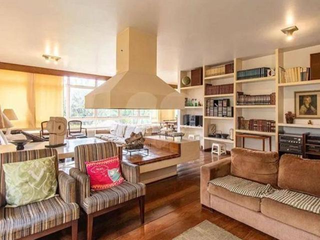 Casa Brutalista no Alto de Pinheiros: 564 m² de terreno, 4 quartos e 5 vagas
