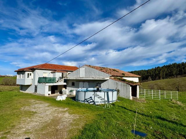 CASA, CUADRA Y TERRENO EN COMILLAS