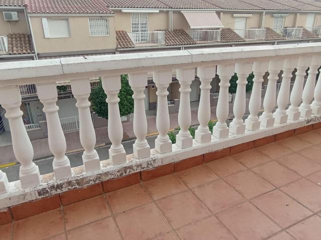 CASA CUATRO HABITACIONES CON GARAJE EN ALQUILER ANUAL