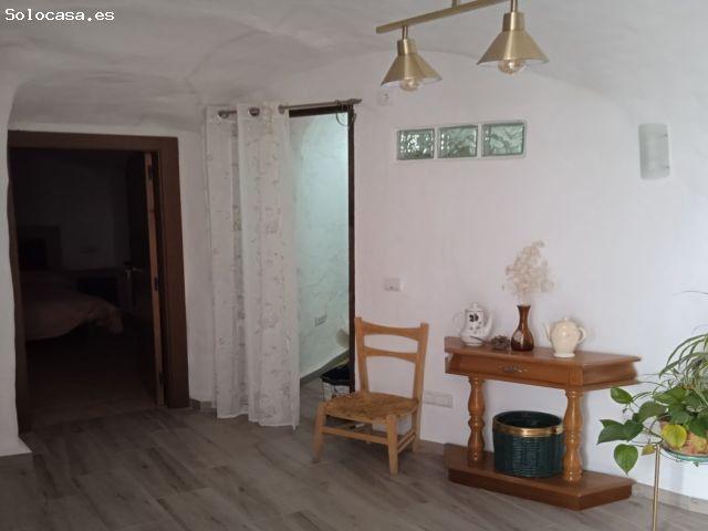 Casa Cueva Única con Apartamentos Adyacentes y Potencial de Restauración