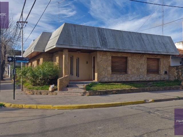 Casa c?ntrica en alquiler Francia esquina Ituzaingo en Centro De Lujan