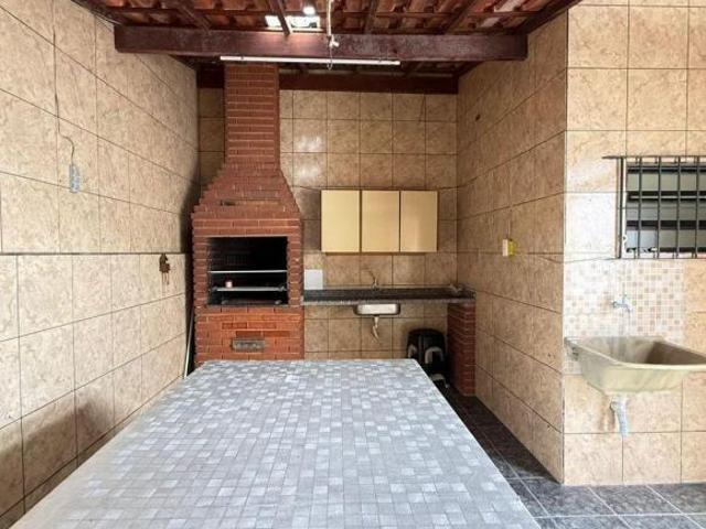 Casa c/ Suíte, 2 Vagas e Excelente Localização na Ocian