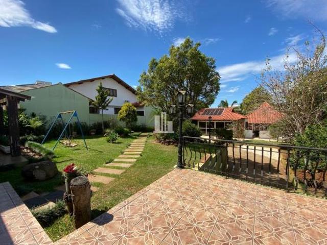 CASA C/ PISCINA E SAUNA