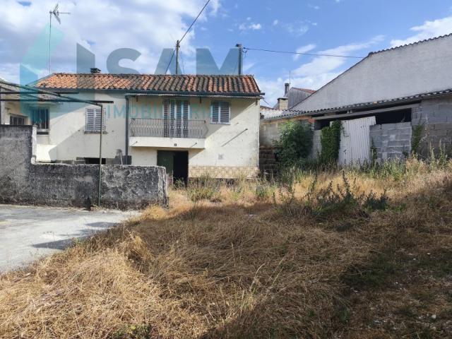 Moradia T3 com Terreno e Armazém | Espaço, Versatilidade e Potencial em Aguiar da Beira