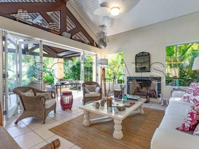 Casa Canto da Baleia, casa alto padrão com 471m², 7 suítes e 4 vagas, de frente para o mar