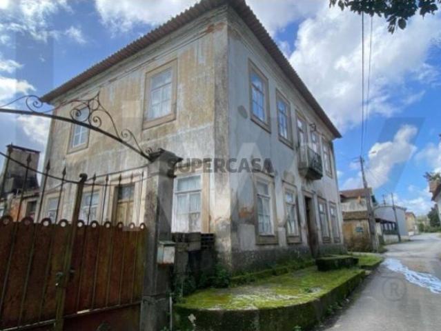 Casa Centenária com 1300m² de Terreno em Macinhata do Vouga para Recuperar