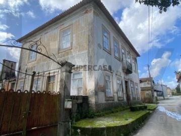 Casa Centenária com 1300m² de Terreno em Macinhata do Vouga para Recuperar