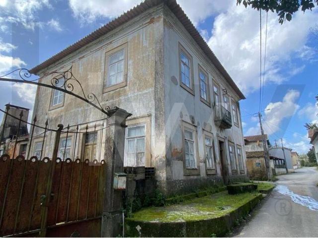 Casa Centenária com 1300m² de Terreno em Macinhata do Vouga para Recuperar