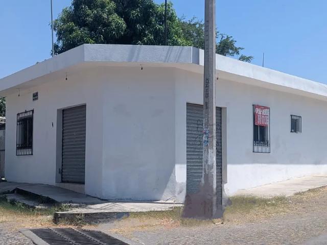Casa Céntrica con local comercial en Esquina en Venta en Villa de Álvarez, Colima
