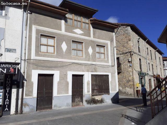 CASA CENTRICA EN LA PLAZA DE RAMALES