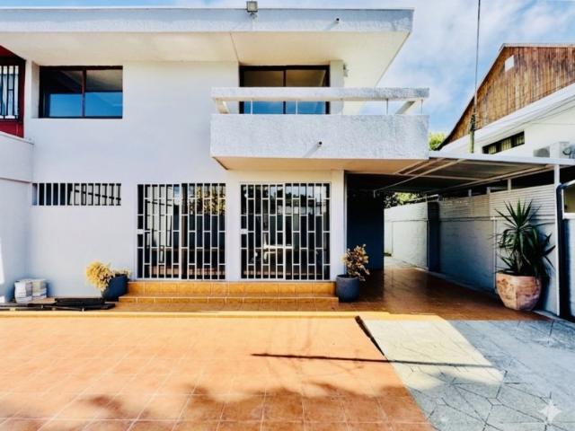 CASA CENTRICA Y REMODELADA EN VENTA
