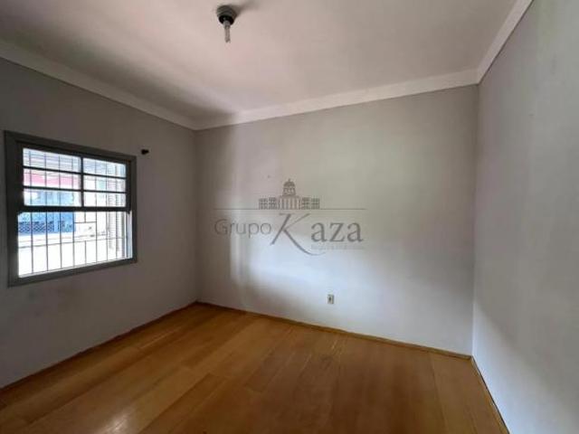Casa Centro 3 Dormitórios 2 Suítes Terreno 360 m² Área construída 170m² Quintal