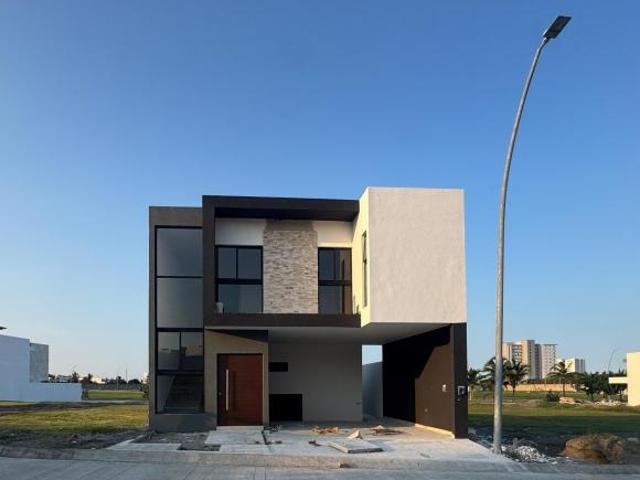 CASA CERCA DE ÁREA VERDE EN VENTA EN PUNTO LOMAS