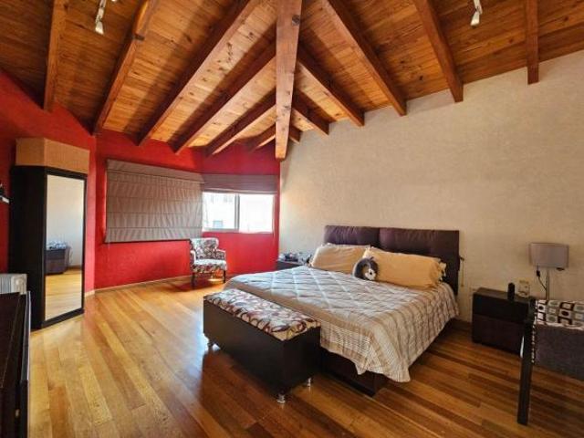 Casa cercana a Sta Fe, con 4 habitaciones y jardin con terraza envidiable. 4 estacionamientos