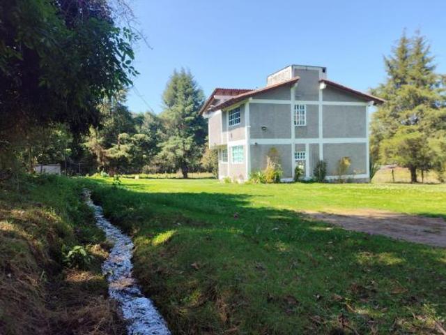Casa en venta en Valle de Bravo con terreno de 2250m²