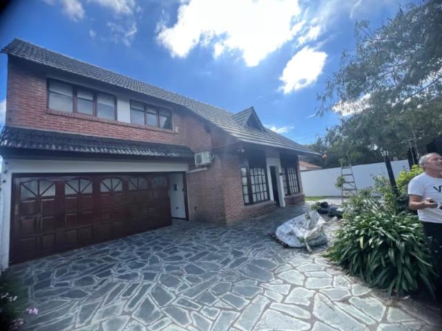 Casa Chalet • 500 m² • 4 Ambientes