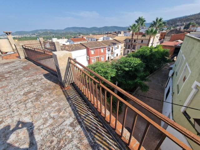 Casa Chalet Adosado en Ador Oportunidad de Inversión con Alto Potencial