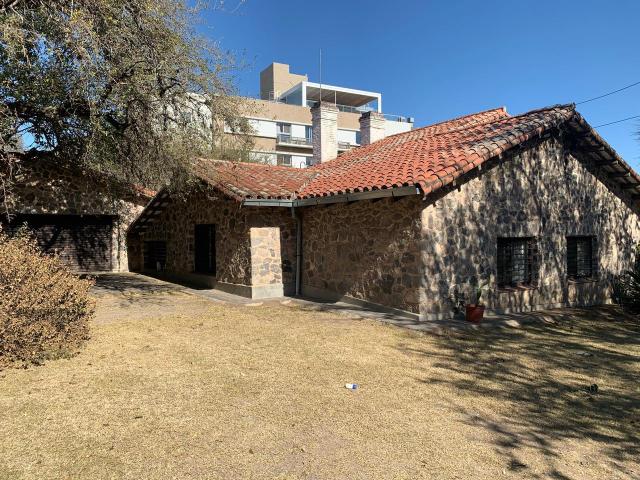 CASA CHALET ALQUILER 350 M2/ CON 2362 M2 DE TERRENO A MTS DE MARIOTTE