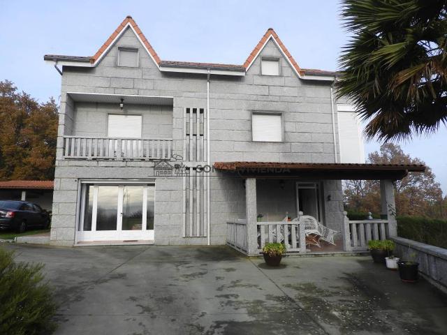 Casa chalet en Venta en Toén