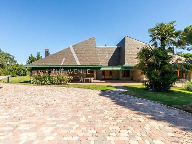 Casa chalet en Venta en Urbanización Este Montepríncipe
